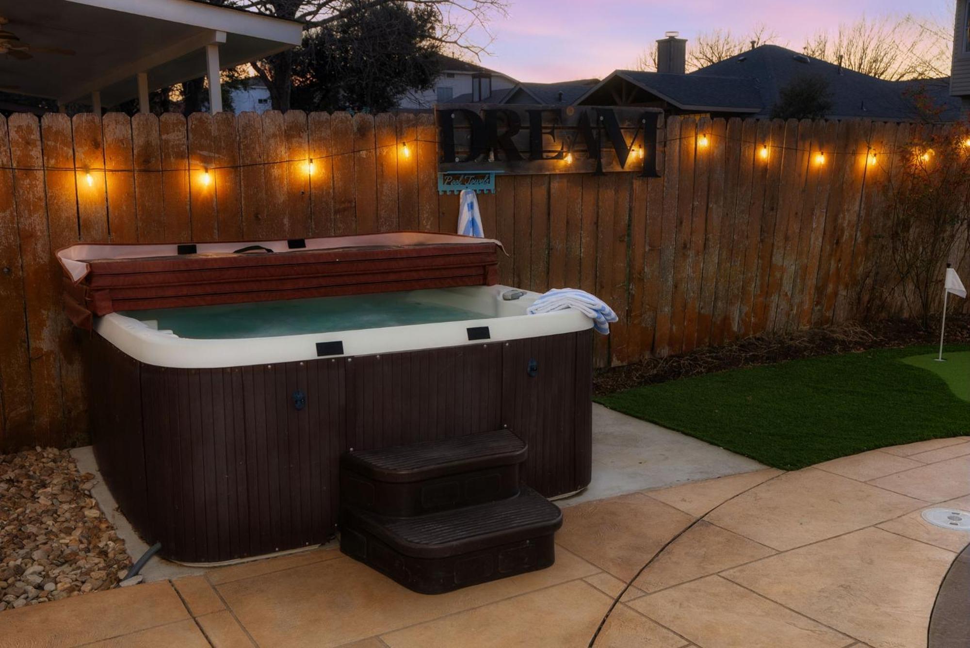 Pool Hottub Firepit Bbq Billiard Ps4 Golf Pflugerville Exterior foto